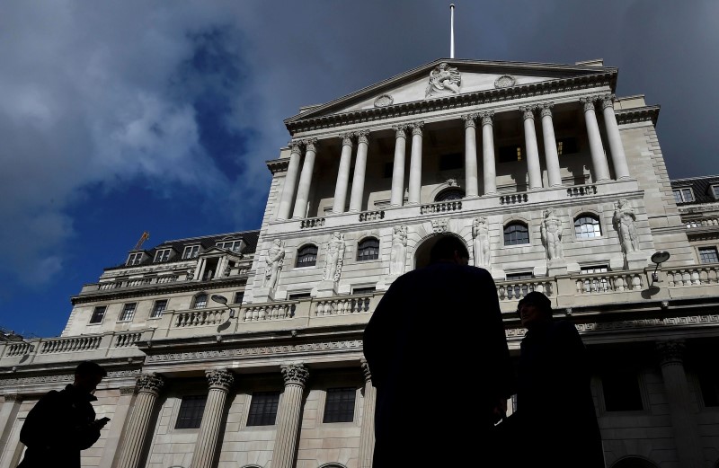 © Reuters. File photo of city workers walking past the Bank of England in the City of London