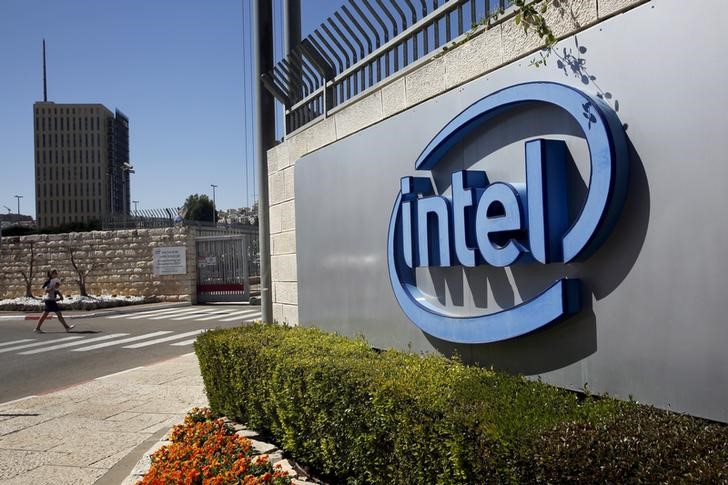 © Reuters. The logo of Intel, the world's largest chipmaker is seen at their offices in Jerusalem