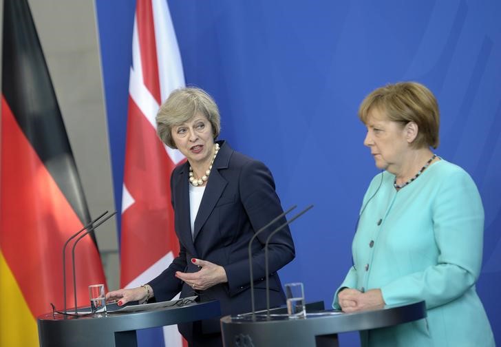 © Reuters. Chanceler alemã, Angela Merkel (D), e primeira-ministra britânica, Theresa May (E), dão entrevista coletiva em Berlim