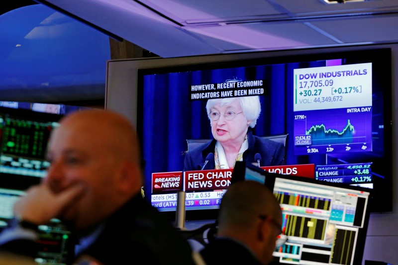 © Reuters. Traders watch Federal Reserve Chair Janet Yellen on TV as they work on the floor of the NYSE