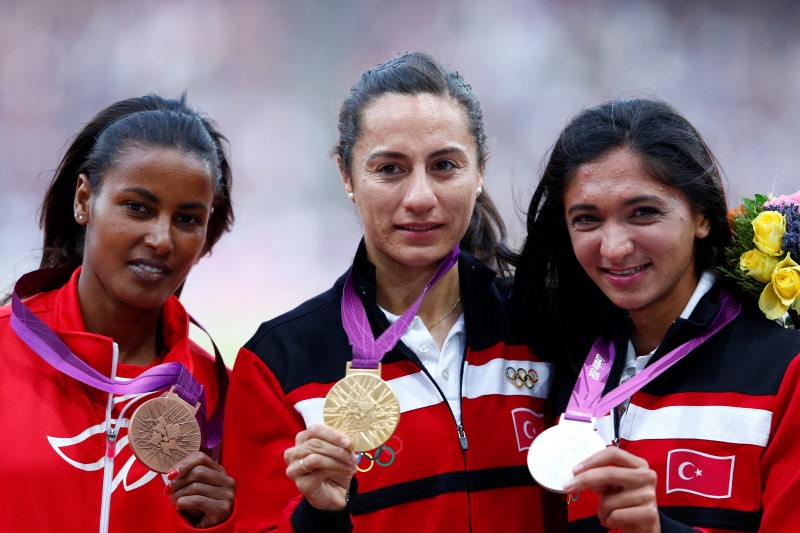 © Reuters. Turkey's Cakir Alptekin won gold, Turkey's Bulut won silver and Bahrain's Yusuf Jamal won bronze during the women's 1500 victory ceremony at the London 2012 Olympic Games