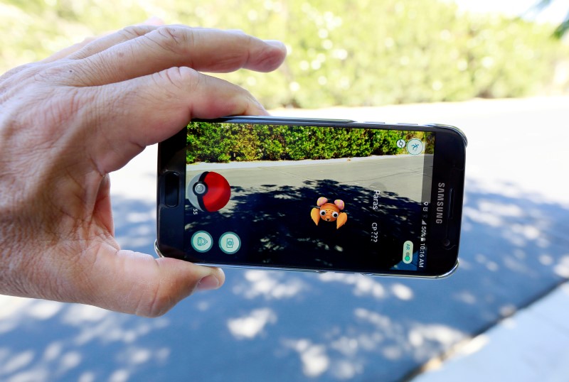 © Reuters. Illustration of the augmented reality mobile game "Pokemon Go"