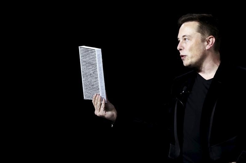 © Reuters. Tesla Motors CEO Elon Musk holds a car air filter during a presentation of the Model X electric sports-utility vehicle in Fremont
