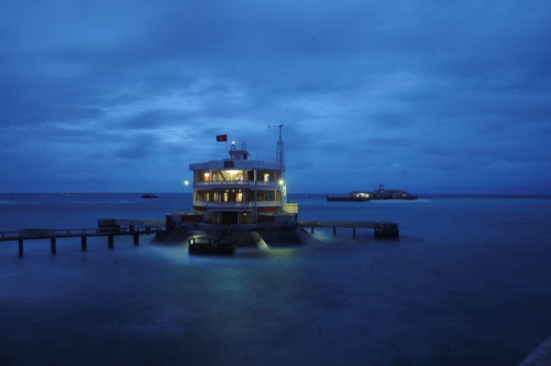 © Reuters. A general view of a building and a pier on Da Tay island in the Spratly archipelago