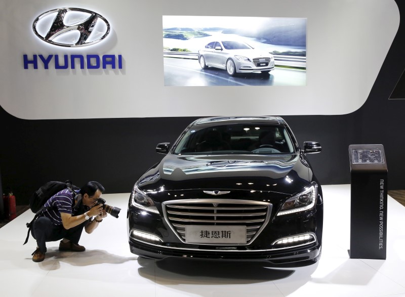© Reuters. A visitor takes picture of Hyundai Genesis model during the Imported Auto Expo in Beijing