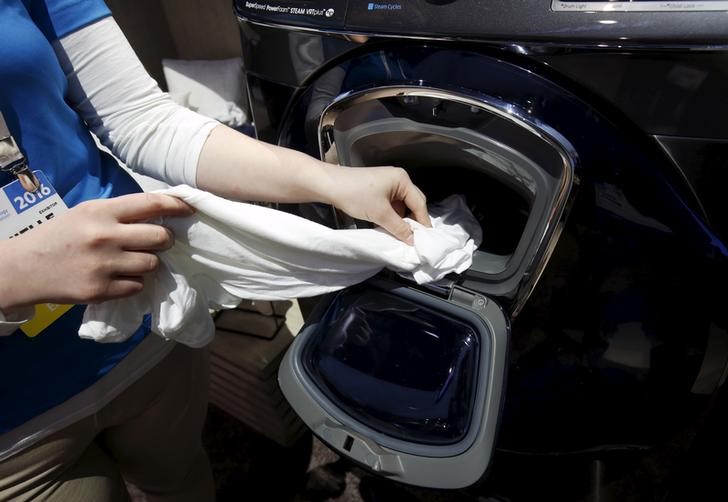 © Reuters. A Samsung front-loading washing machine with an AddWash feature is shown at the Samsung Electronics booth during the 2016 CES trade show in Las Vegas