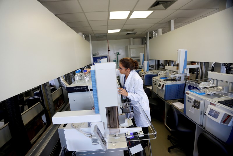 © Reuters. A woman works at the Brazilian Laboratory of Doping Control during its inauguration before the 2016 Rio Olympics in Rio de Janeiro