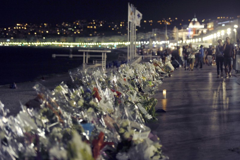 © Reuters. Bouquets of flowers form a queue along the Promenade des Anglais after people collected them from makeshift memorials to the victims of the truck attack in Nice