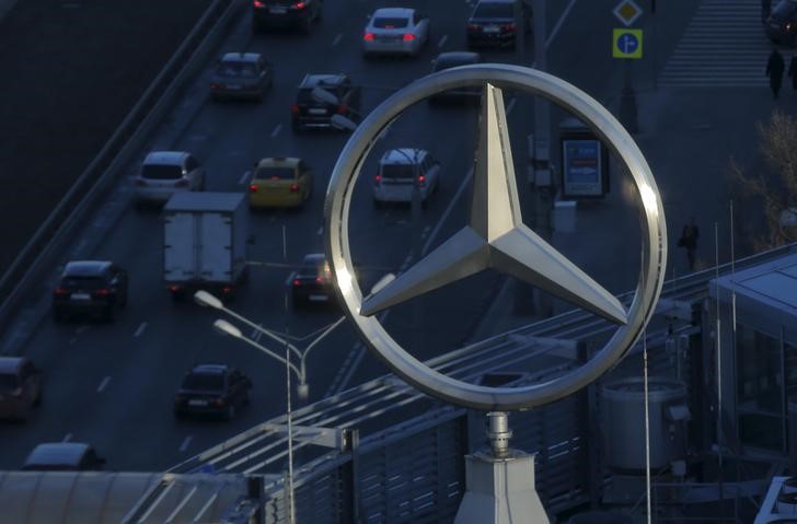 © Reuters. File photo of logo of Daimler's Mercedes-Benz luxury-car division in Moscow