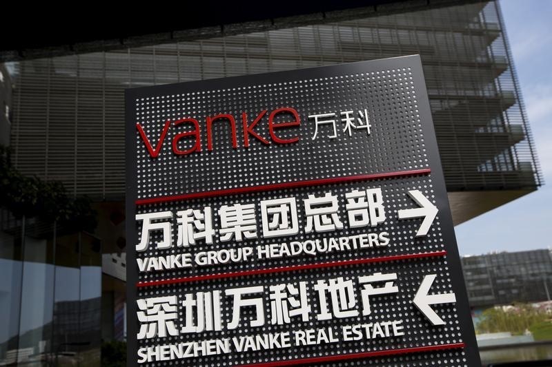 © Reuters. Signs show the direction of Vanke group headquarters and Shenzhen Vanke Real Estate at its headquarters in Shenzhen