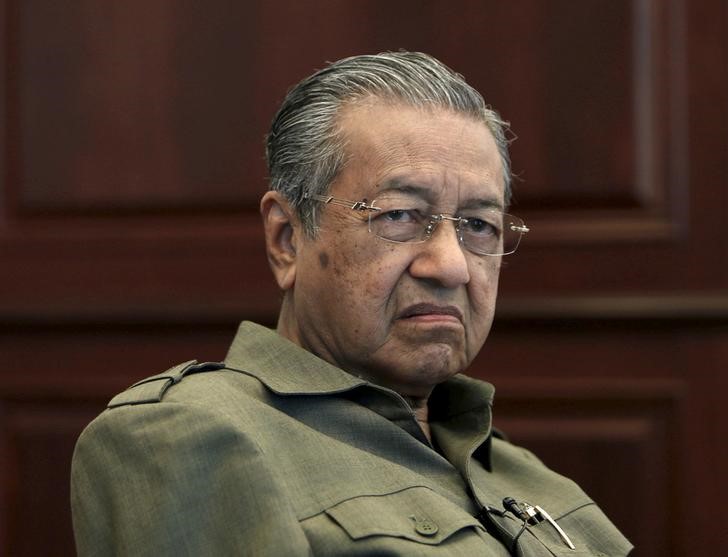 © Reuters. مهاتير يدعو لاستفتاء على رئيس وزراء ماليزيا