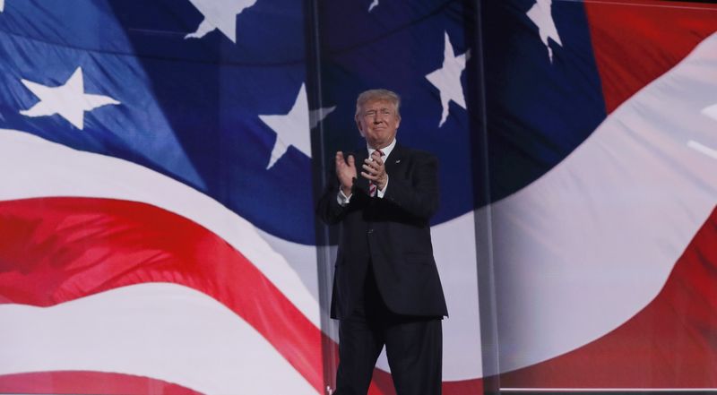 © Reuters. Republican U.S. presidential nominee Donald Trump applauds during the third night of the Republican National Convention in Cleveland