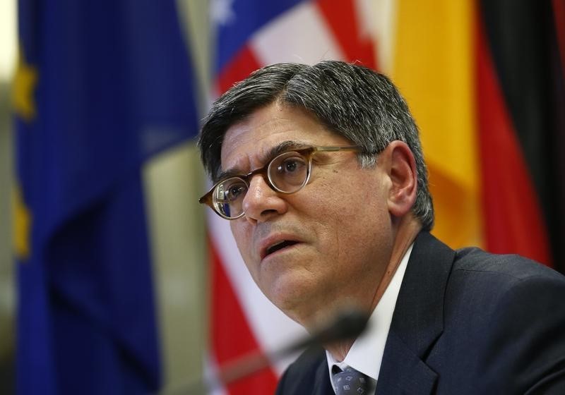 © Reuters. U.S. Treasury Secretary Lew addresses a news conference at the German Finance Ministry in Berlin