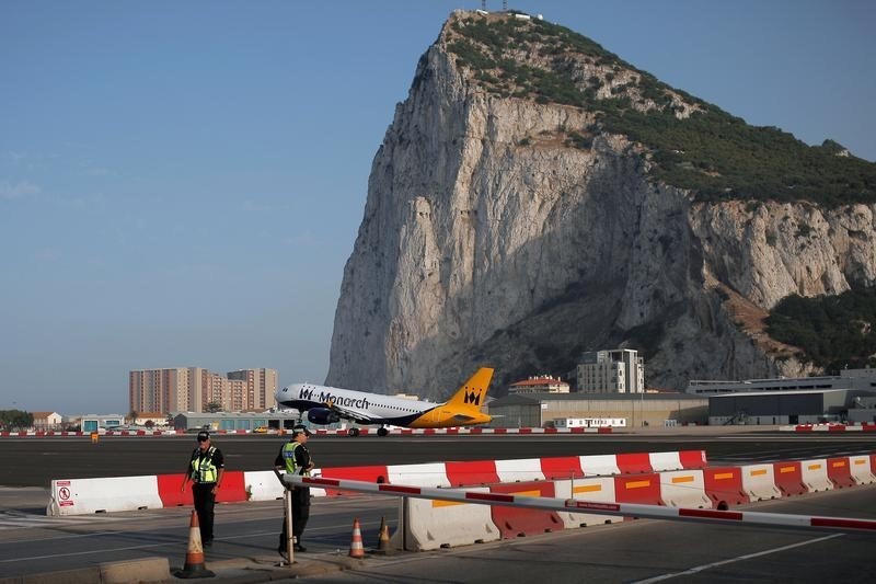 © Reuters. Submarino choca de refilón con mercante en Gibraltar, sin daños en reactor