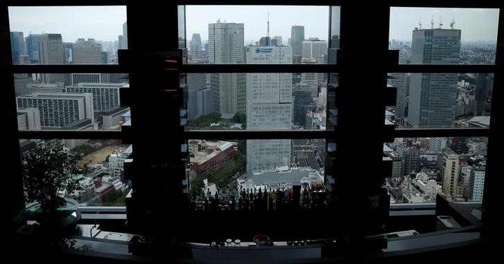 © Reuters. High rise office buildings are seen behind a hotel bar in Tokyo