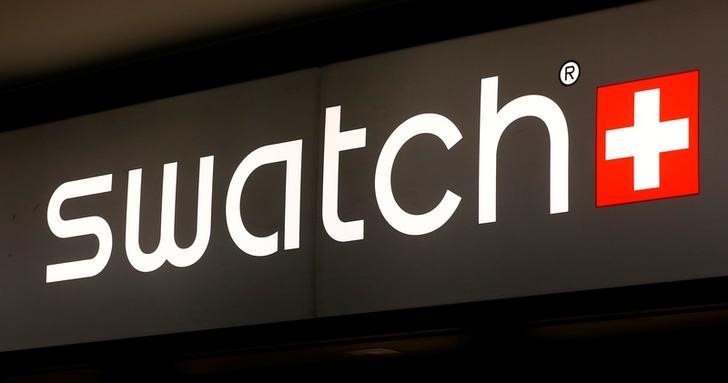 © Reuters. The logo of Swiss watchmaker Swatch is seen in Zurich