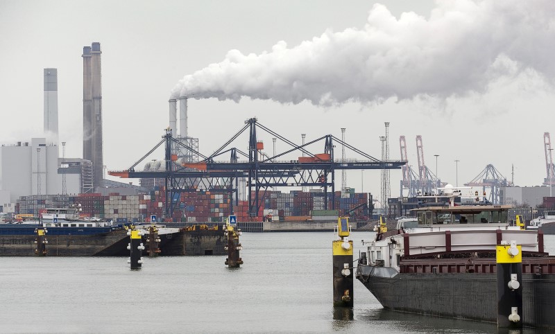 © Reuters. View of a container terminal in the port of Rotterdam