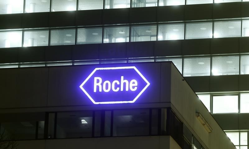 © Reuters. Swiss drugmaker Roche's logo is seen at their headquarters in Basel