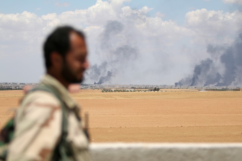 © Reuters. قوة سورية مدعومة أمريكيا تمهل الدولة الإسلامية 48 ساعة للخروج من منبج