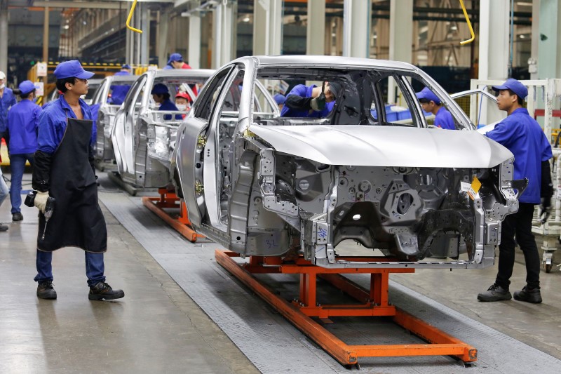 © Reuters. Cars are built at a BYD assembly line in Shenzhen