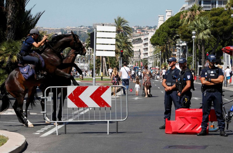 © Reuters. Policiais franceses vistos em Nice