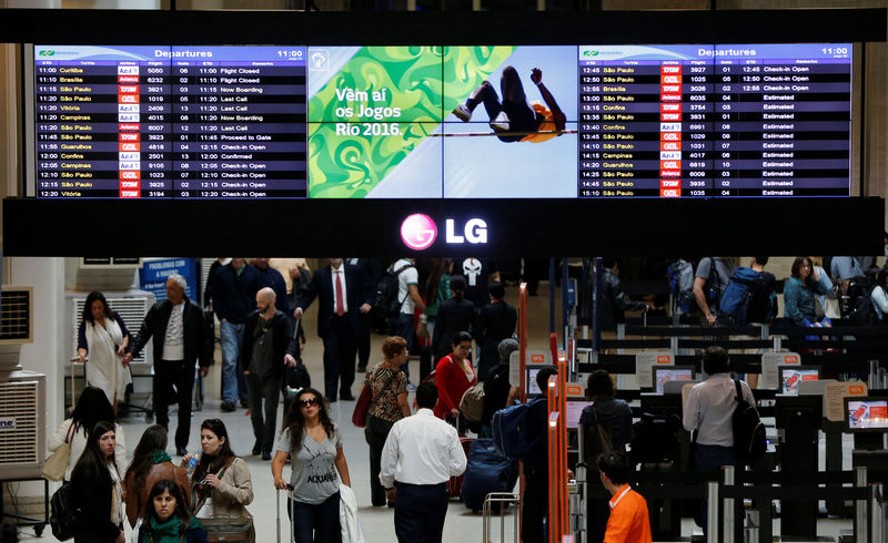 © Reuters. Passageiros vistos no aeroporto Santos Dumont, no Rio de Janeiro