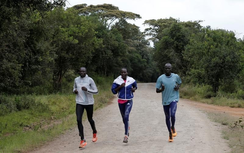 © Reuters. Athletes from South Sudan, part of the refugee athletes who qualified for the 2016 Rio Olympics, run along a dusty road during a training session at their camp in Ngong township near Kenya's capital Nairobi