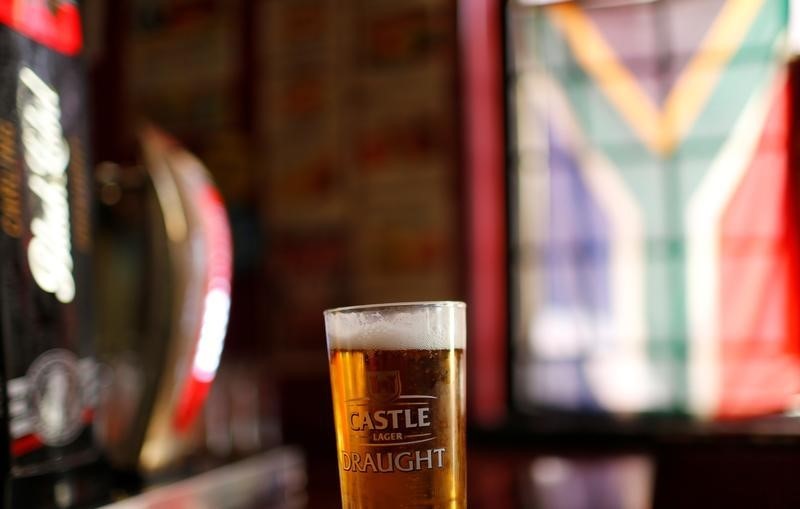 © Reuters. A glass of SABMiller's flagship brew, Castle Lager is seen at a bar in Cape Town