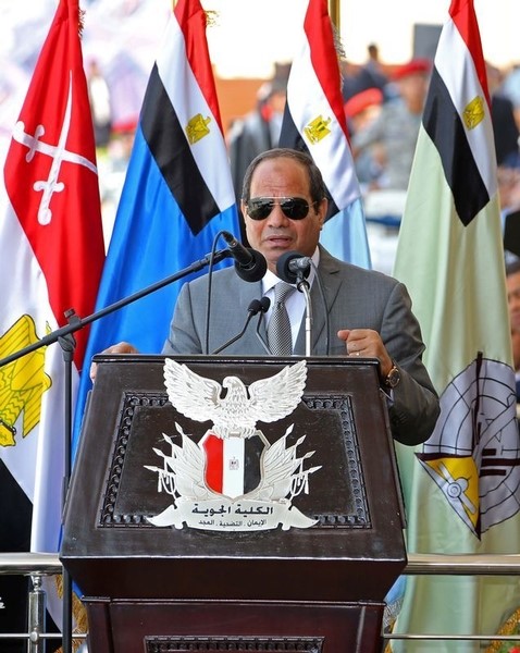 © Reuters. السيسي يحذر من الوقيعة بين مسلمي ومسيحيي مصر بعد تكرار حوادث طائفية