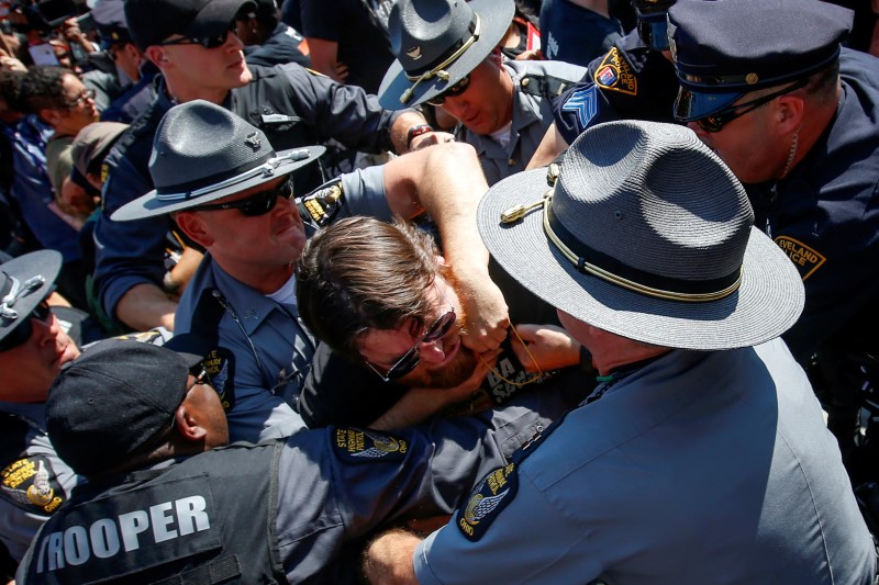 © Reuters. Policiais prendendo manifestante em Cleveland