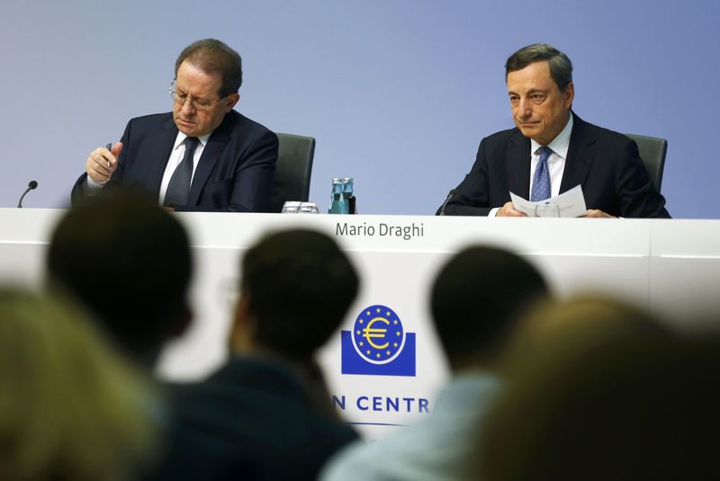 © Reuters. European Central Bank president Draghi and vice president Constancio attend a news conference at the ECB headquarters in Frankfurt