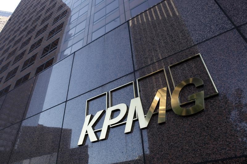 © Reuters. Street level sign on the KPMG building in Downtown Los Angeles