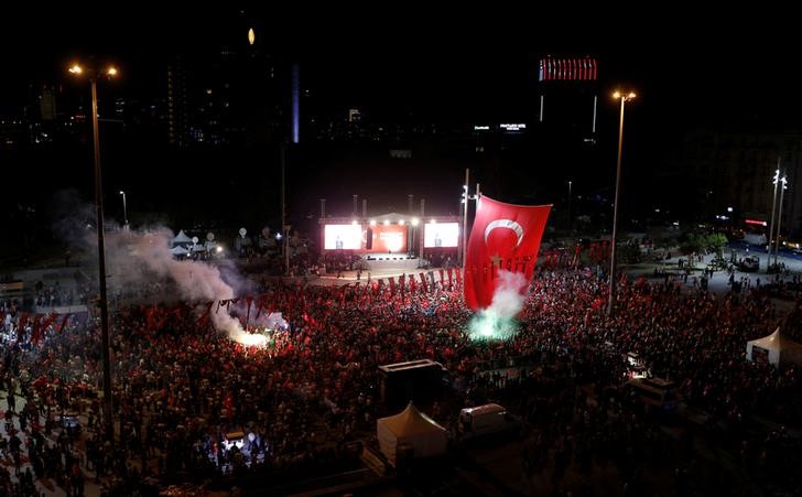 © Reuters. Supporters of Turkish President Tayyip Erdogan take part in a pro-government demonstration on Taksim square in Istanbul