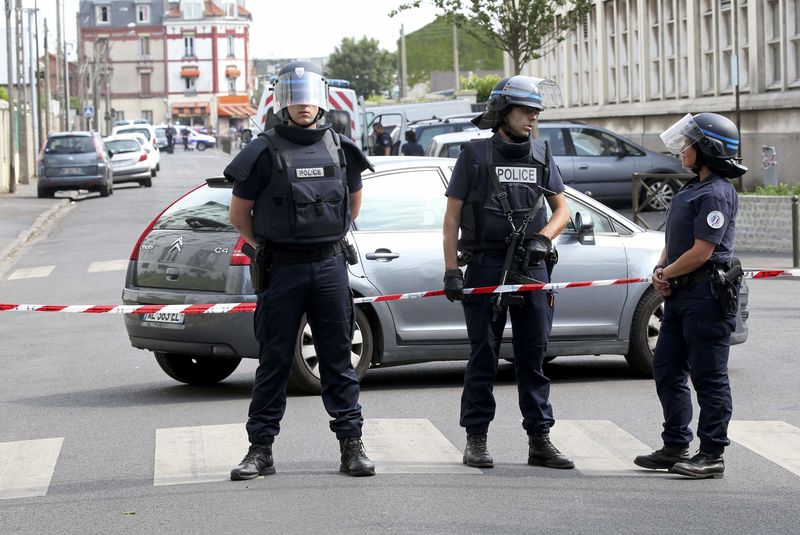 © Reuters. OPÉRATION ANTITERRORISTE À ARGENTEUIL