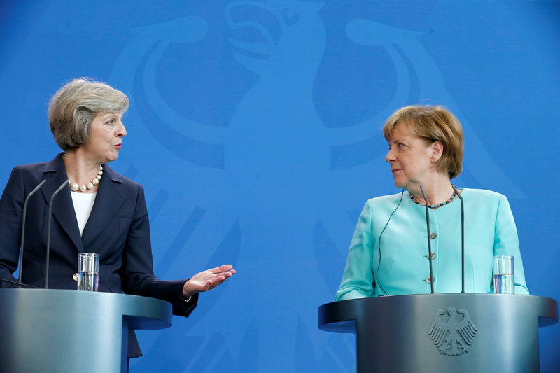 © Reuters. German Chancellor Merkel and British Prime Minister May address news conference in Berlin