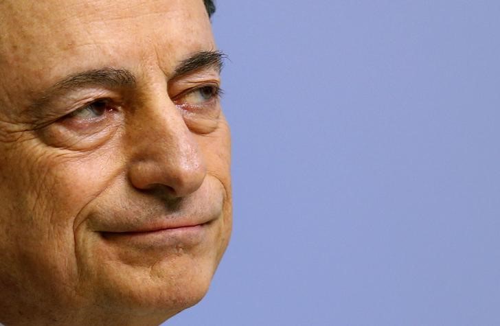 © Reuters. Il presidente della Bce Mario Draghi  durante la conferenza di oggi a Francorte
