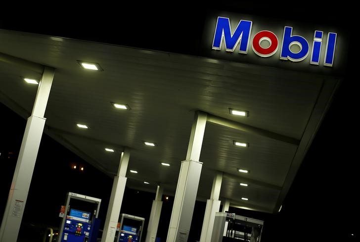 © Reuters. The logo of Down Jones Industrial Average stock market index listed company Exxon Mobil is seen in Encinitas, California