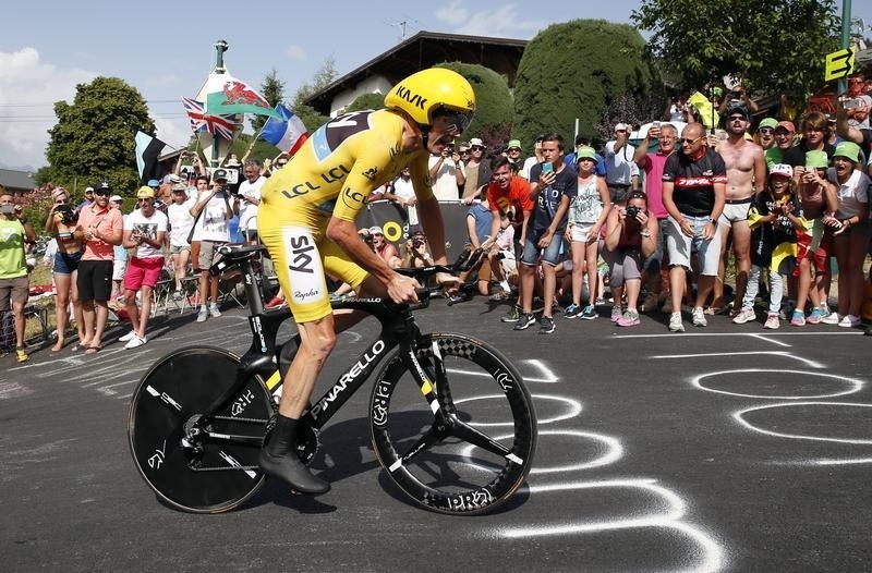 © Reuters. Froome se acerca a su tercer título del Tour de Francia tras ganar cronoescalada