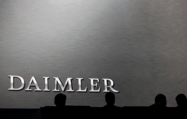 © Reuters. Daimler board members sit on the podium during the company's annual news conference in Stuttgart