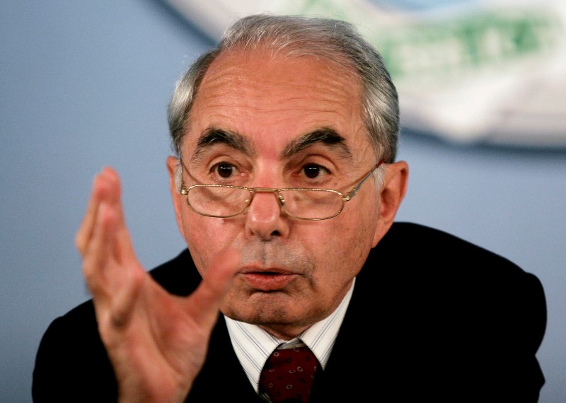 © Reuters. IItalian Interior Minister Amato gestures during a news conference at the Viminale in Rome