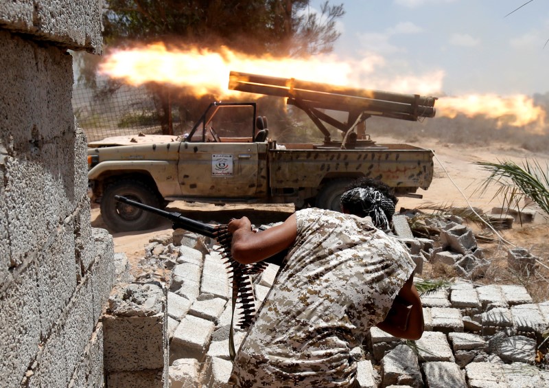 © Reuters. Libyan forces allied with the U.N.-backed government fire weapons during a battle with IS fighters in Sirte,
