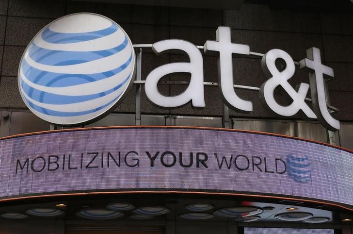© Reuters. The signage for an AT&T store is seen in New York
