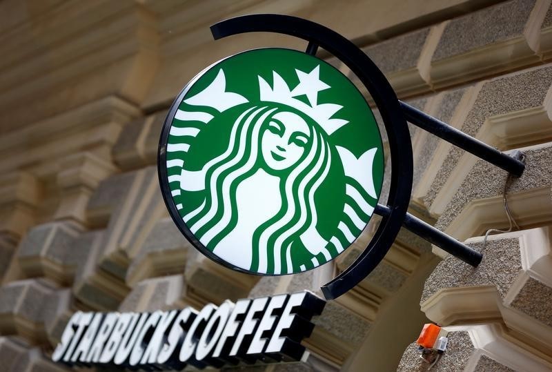© Reuters. A Starbucks logo is seen at a Starbucks coffee shop in Vienna