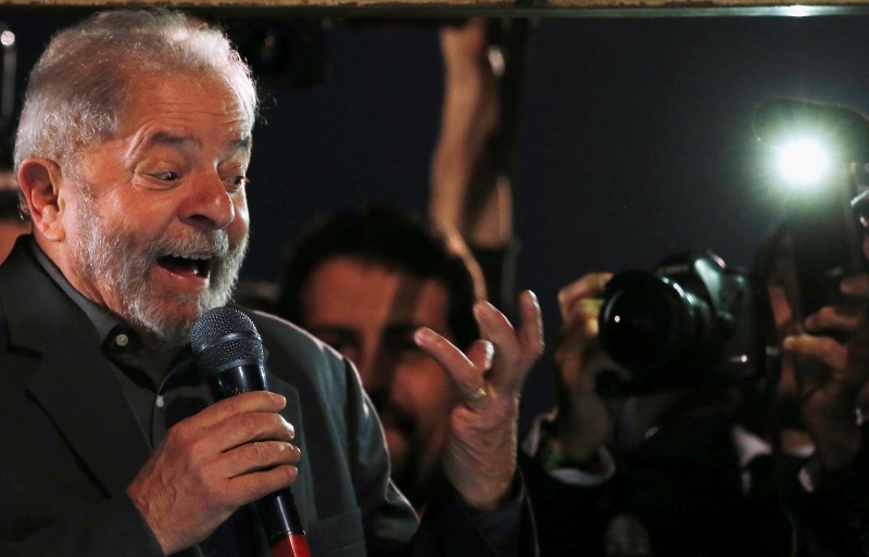 © Reuters. O ex-presidente Luiz Inácio Lula da Silva participa de protesto contra o presidente interino do Brasil Michel Temer e em apoio à presidente afastada Dilma Rousseff na Avenida Paulista em São Paulo, Brasil