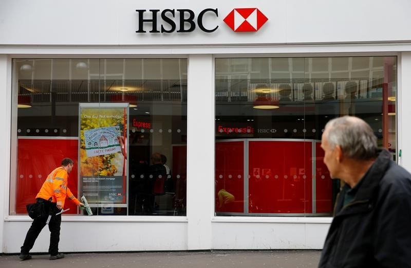 © Reuters. A window cleaner works at a branch of HSBC in Leicester