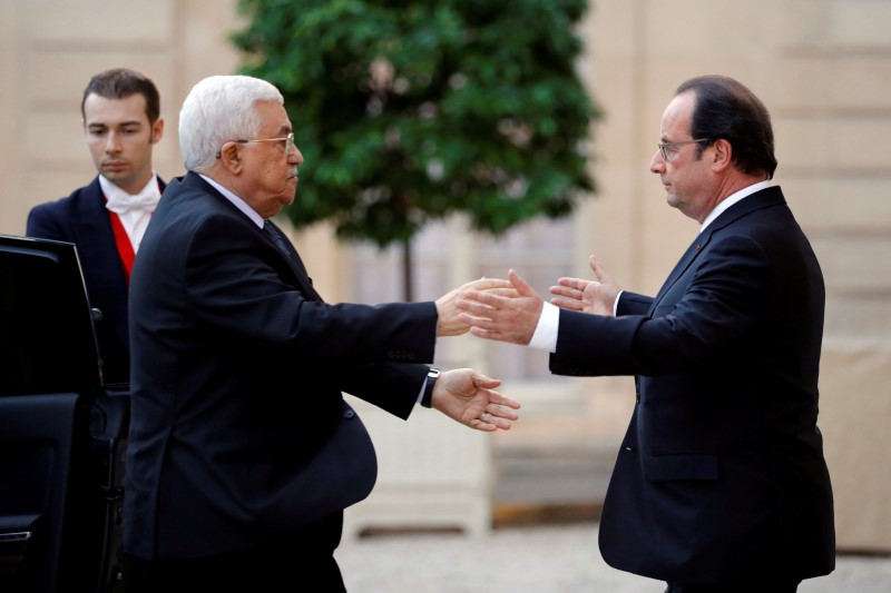 © Reuters. French President Francois Hollande welcomes Palestinian President Mahmoud Abbas at the Elysee palace in Paris