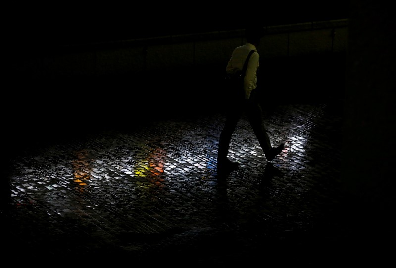 © Reuters. Businessman walks in Tokyo's Shinjuku business district