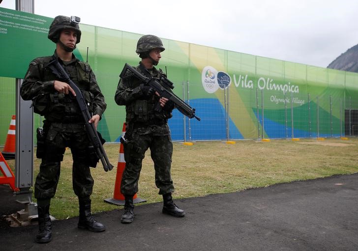 © Reuters. Soldados fazem segurança de Vila Olímpica no Rio