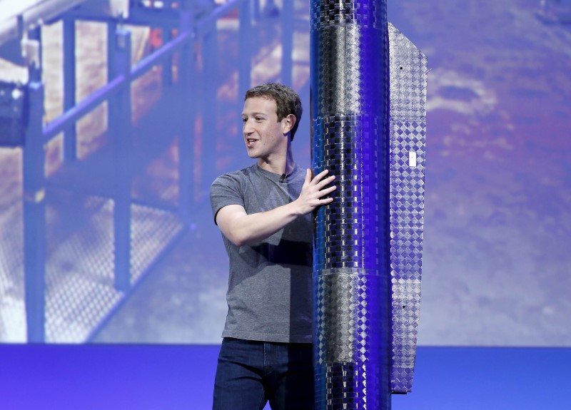 © Reuters. File photo of Facebook CEO Mark Zuckerberg holding  a propeller pod of the solar-powered Aquila drone during the Facebook F8 conference in San Francisco, California