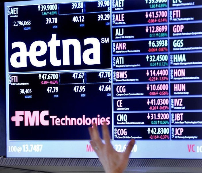 © Reuters. A trader points up at a display on the floor of the New York Stock Exchange